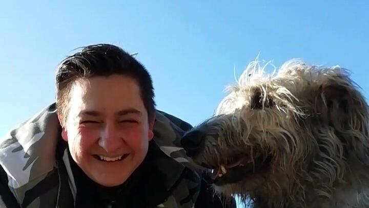 Alex Ziegler, Leiterin des Tierheims Heinzelwinkl, mit Nico: "Es muss jedem klar sein, dass ein Hund auch viel Zeit in Anspruch nimmt."