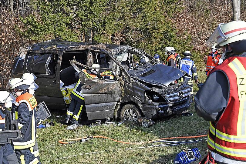Der Fahrer musste von der Feuerwehr aus dem Fahrzeug befreit werden und wurde mit lebensgefährlichen Verletzungen von einem Rettungshubschrauber in ein Münchner Krankenhaus geflogen.