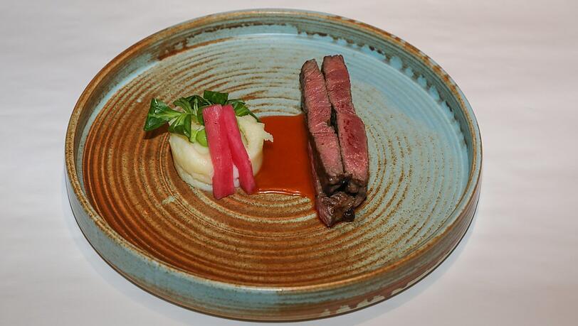 Vierter Gang: Mariniertes Lendensteak koreanischer Art mit Ssamjang-Sauce Vierter Gang: Mariniertes Lendensteak koreanischer Art mit Ssamjang-Sauce