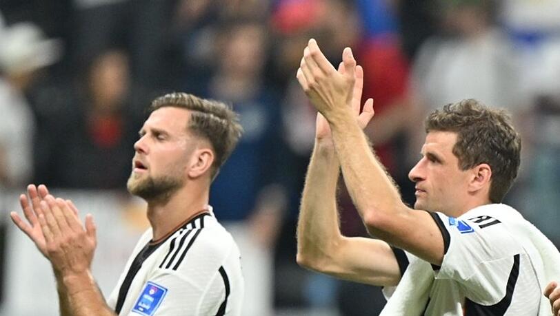 Niclas Füllkrug und Thomas Müller bedanken sich bei den deutschen Fans nach Abpfiff
