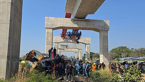 Der Zug war mit drei Waggons mit voller Geschwindigkeit unterwegs.