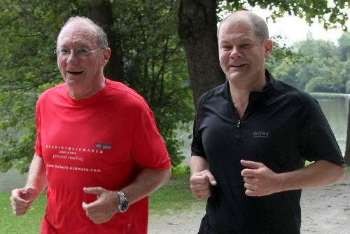 Der lange Lauf zur Wahl: Olaf Scholz (r.) mit Franz Maget im Englischen Garten.