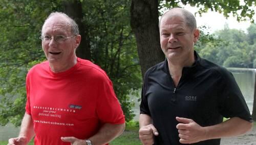 Der lange Lauf zur Wahl: Olaf Scholz (r.) mit Franz Maget im Englischen Garten. Der lange Lauf zur Wahl: Olaf Scholz (r.) mit Franz Maget im Englischen Garten.