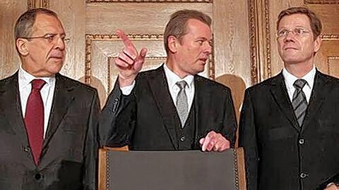 Guido Westerwelle mit Nürnbergs OB Ulrich Maly und seinem Amtskollegen, dem russischen Außenminister Sergej Lawrow (v.r.n.l).