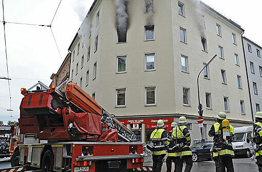 Zwei Menschen verletzten sich am Freitag bei einem Brand in der Ohlmüllerstraße