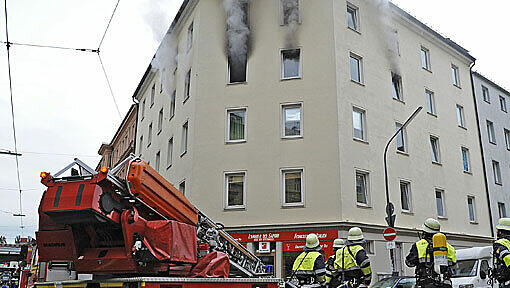 Zwei Menschen verletzten sich am Freitag bei einem Brand in der Ohlmüllerstraße Zwei Menschen verletzten sich am Freitag bei einem Brand in der Ohlmüllerstraße