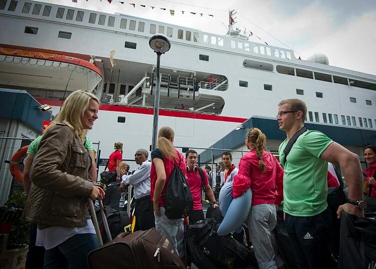 Um 21.30 Uhr am Mittwochabend sollte die MS &bdquo;Deutschland&ldquo; vom South Quai in den Londoner Docklands Richtung Hamburg ablegen. Nach einer anderthalbtägigen Überfahrt werden die Sportler am Mittwoch gegen 10.00 Uhr in der Hansestadt erwartet.