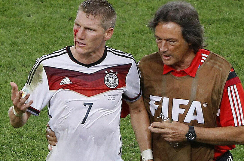 Für kurze Zeit sah es so aus, als müsse Schweinsteiger vorzeitig vom Platz. Doch "Basti" biss die Zähne zusammen, hielt durch bis zum erlösenden Ende.