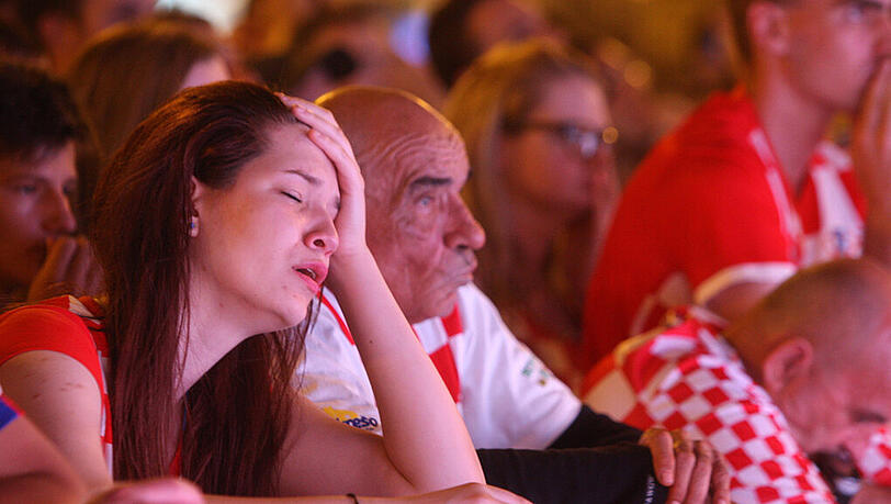 Zum Heulen: kroatische Fans beklagen das Ausscheiden ihrer Mannschaft im EM-Achtelfinale gegen Portugal. Zum Heulen: kroatische Fans beklagen das Ausscheiden ihrer Mannschaft im EM-Achtelfinale gegen Portugal.