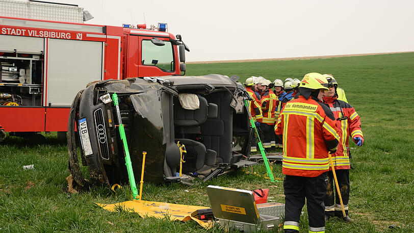 Bei einem schweren Unfall musste die junge Fahrerin mit schweren Geräten aus dem Wrack des Audi A3 befreit werden
