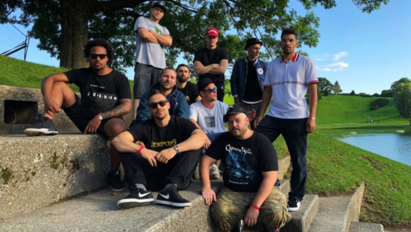 D!aspora sind eine neunköpfige Band aus München und haben sich dem HipHop verschrieben. D!aspora sind eine neunköpfige Band aus München und haben sich dem HipHop verschrieben.
