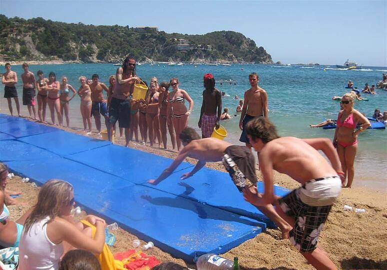 Lloret de Mar ist ein beliebtes Ziel für junge Leute.