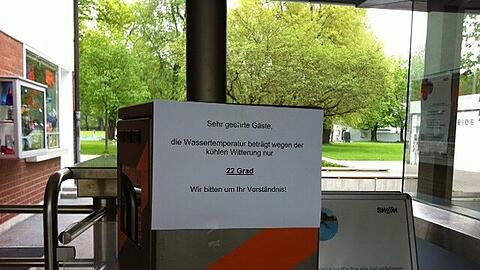 Das Schild verrät's: Die Wassertemperatur lag zum Saison-Start bei 22 Grad.