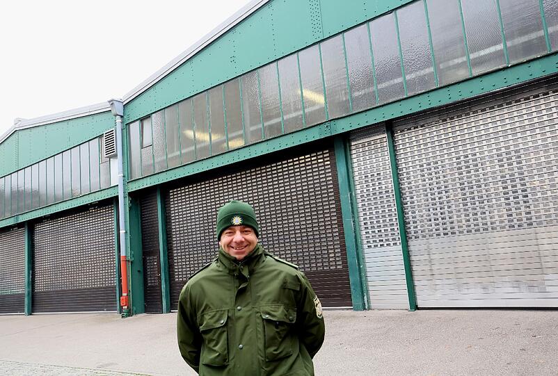 Werner Staude, Kontaktbeamter von Harlaching, vor den Werkstatthallen der Polizei.