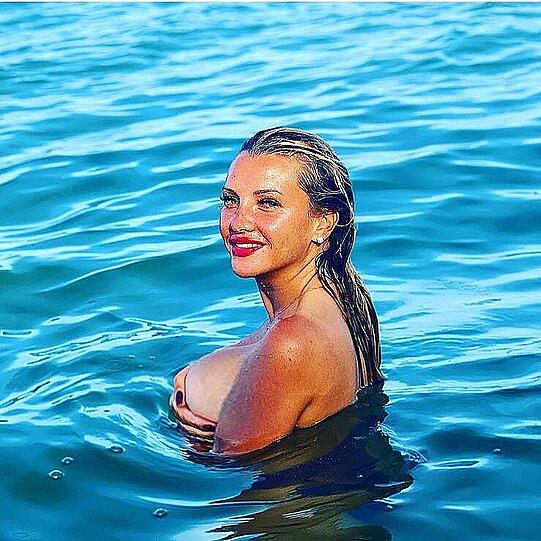 Unnatürlich lange Finger und ein seltsam unscharfer Übergang zwischen Brust und Oberarm bei Evelyn Burdecki - das entging auch ihren Instagram-Followern nicht.
