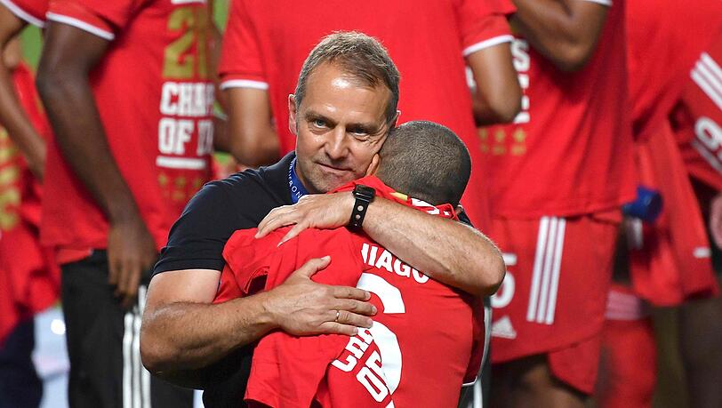 Innige Umarmung im Moment des großen Triumphs: Bayern-Trainer Hansi Flick und Mittelfeldspieler Thiago. Innige Umarmung im Moment des großen Triumphs: Bayern-Trainer Hansi Flick und Mittelfeldspieler Thiago.