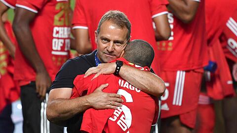Innige Umarmung im Moment des großen Triumphs: Bayern-Trainer Hansi Flick und Mittelfeldspieler Thiago.