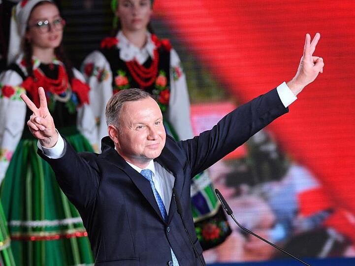 Andrzej Duda feiert sich trotz der anstehenden Stichwahl auf einer Wahlparty.