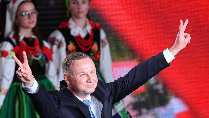 Andrzej Duda feiert sich trotz der anstehenden Stichwahl auf einer Wahlparty. Andrzej Duda feiert sich trotz der anstehenden Stichwahl auf einer Wahlparty.