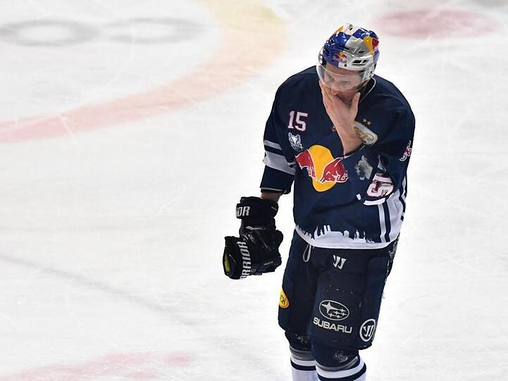 Der EHC Red Bull München muss in den DEL-Playoffs auf Jason Jeffray verzichten. Foto: Peter Kneffel/Archiv