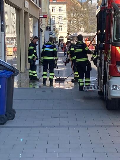 Die Feuerwehr säubert den von Blut bedeckten Boden.