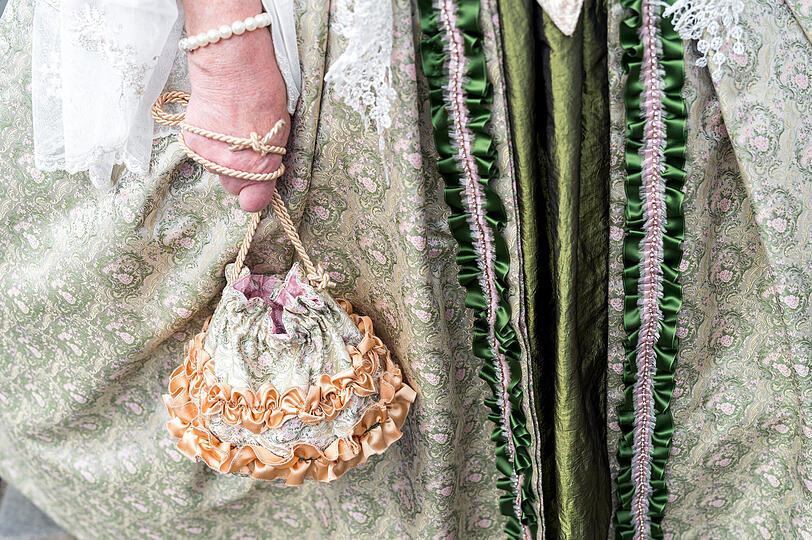Rainer Wenrich, Kunst- und Modeexperte von der Katholischen Universität Eichstätt, erwartet in diesem Jahr einen "Trend zu klassischen Linien und klassischen Formen", eher gedeckte Farben und Dirndl, die nicht mehr so kurz sind.