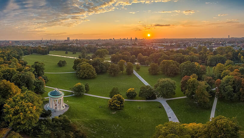 Ist er nicht eine Schau? Der Englische Garten von oben gesehen und in besonderem Licht.