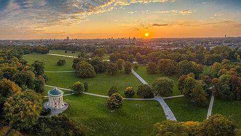Ist er nicht eine Schau? Der Englische Garten von oben gesehen und in besonderem Licht.