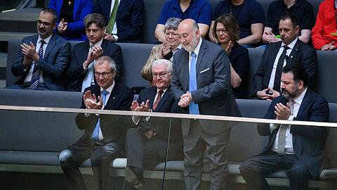 Israels Botschafter in Deutschland, Ron Prosor (2.v.r.), zusammen mit Gideon Joffe (l.), Vorsitzender der Jüdischen Gemeinde zu Berlin, und Bundespräsident Frank-Walter Steinmeier (2.v.l.) auf der Ehrentribüne im Bundestag.