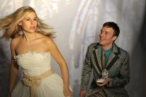 Auf der Suche nach der Liebe, und doch (noch) auf der Flucht: Julia Edda Lowack und Franz Steiner in "Aschenputtel - das Musical".