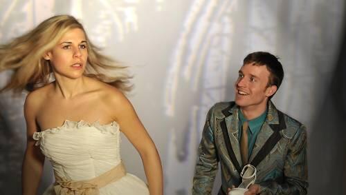 Auf der Suche nach der Liebe, und doch (noch) auf der Flucht: Julia Edda Lowack und Franz Steiner in "Aschenputtel - das Musical". Auf der Suche nach der Liebe, und doch (noch) auf der Flucht: Julia Edda Lowack und Franz Steiner in "Aschenputtel - das Musical".