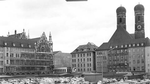 Der Marienhof 1961: ein großer Parkplatz mit reichlich Verkehr drumherum. Bis zum Zweiten Weltkrieg war die Fläche bebaut, die Häuser wurden im Krieg zerstört. Von 1948 bis 1971 wurde hier vor allem geparkt, zu den Olympischen Spielen 1972 entstand das erste Stück Grünfläche.