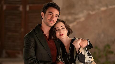 Eugenio Franceschini und Lily Collins als Marcello und Emily in "Emily in Paris".