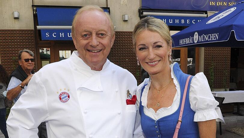 Alfons Schuhbeck wurde einst von der Münchner Society verehrt. Kabarettistin Monika Gruber zählt zu seinen Promi-Freundinnen. Alfons Schuhbeck wurde einst von der Münchner Society verehrt. Kabarettistin Monika Gruber zählt zu seinen Promi-Freundinnen.