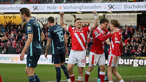 Erik Engelhardt (M., Nr. 18) jubelt &uuml;ber eines seiner drei Tore beim 3:0-Sieg gegen den TSV 1860.