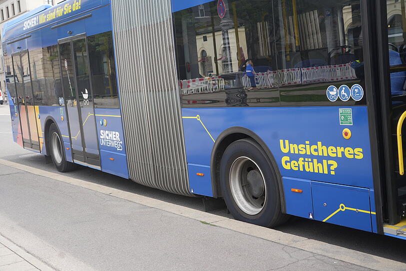 Eine ungewöhnliche Frage als Bus-Aufschrift: "Unsicheres Gefühl?" Eine ungewöhnliche Frage als Bus-Aufschrift: "Unsicheres Gefühl?"