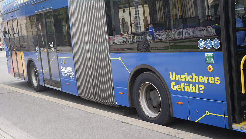 Eine ungewöhnliche Frage als Bus-Aufschrift: "Unsicheres Gefühl?" Eine ungewöhnliche Frage als Bus-Aufschrift: "Unsicheres Gefühl?"