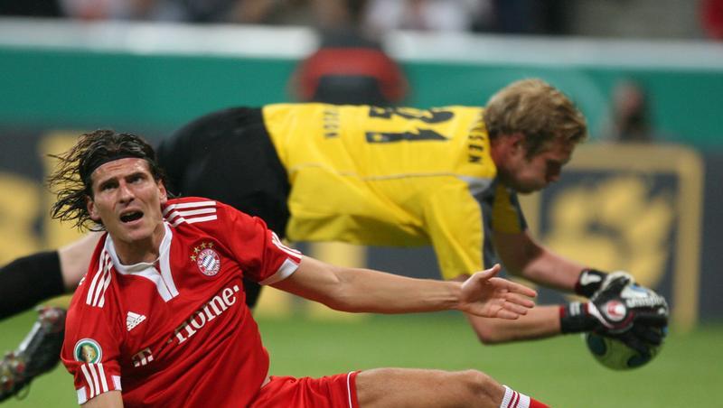 Ist unglücklich mit seiner Rolle als Joker hinter dem Sturm-Duo Müller/Olic: Nationalspieler Mario Gomez will Angreifer Nummer 1 bei Bayern werden. Ist unglücklich mit seiner Rolle als Joker hinter dem Sturm-Duo Müller/Olic: Nationalspieler Mario Gomez will Angreifer Nummer 1 bei Bayern werden.