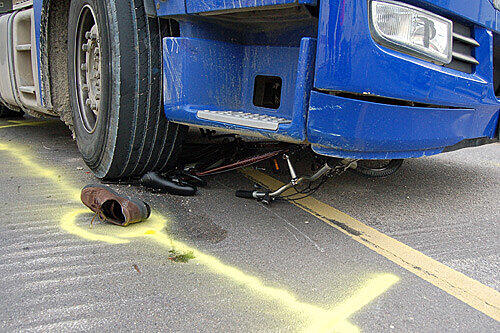 Ein Lkw-Fahrer übersieht beim Rechtsabbiegen einen Radfahrer.