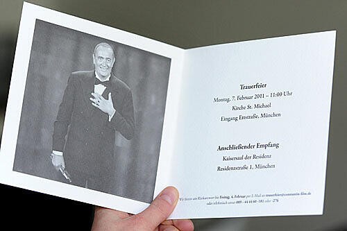 Die Einladungskarte zur Trauerfeier für Bernd Eichinger