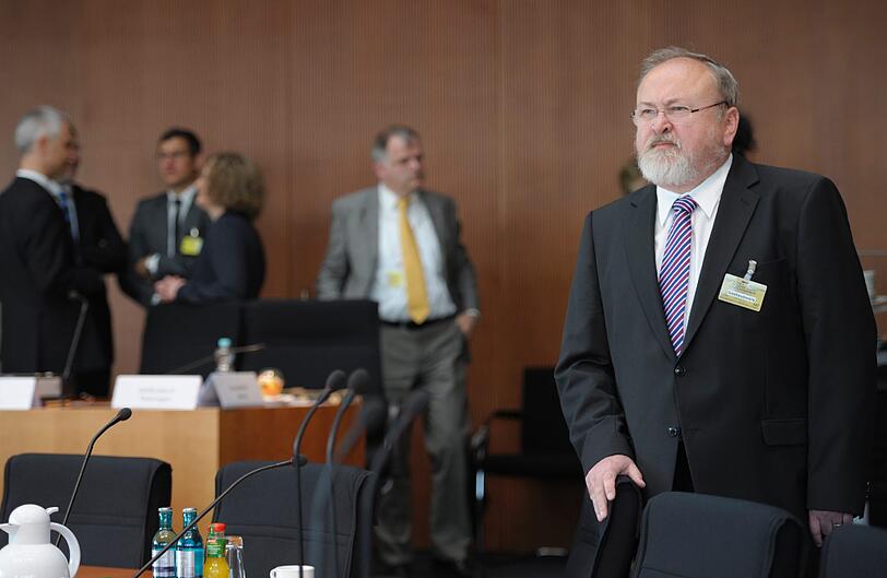 Oberstaatsanwalt Walter Kimmel wartet im Bundestag auf den Beginn einer Sitzung des 2. Untersuchungsausschusses "Terrorgruppe nationalsozialistischer Untergrund".