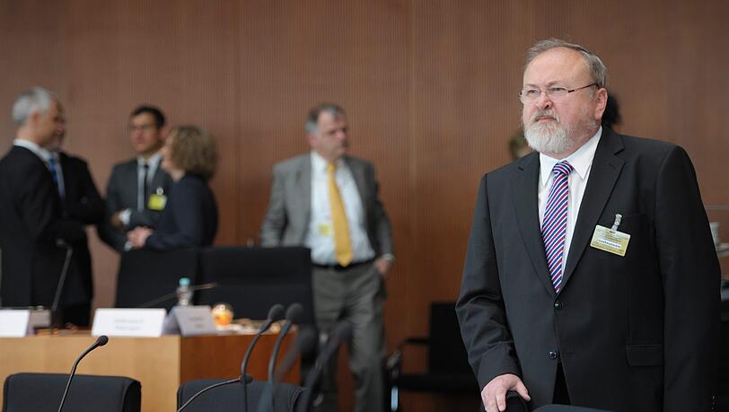 Oberstaatsanwalt Walter Kimmel wartet im Bundestag auf den Beginn einer Sitzung des 2. Untersuchungsausschusses "Terrorgruppe nationalsozialistischer Untergrund". Oberstaatsanwalt Walter Kimmel wartet im Bundestag auf den Beginn einer Sitzung des 2. Untersuchungsausschusses "Terrorgruppe nationalsozialistischer Untergrund".