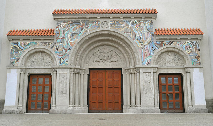 Das Mosaik-Portal an der Maria Schutz Kirche.