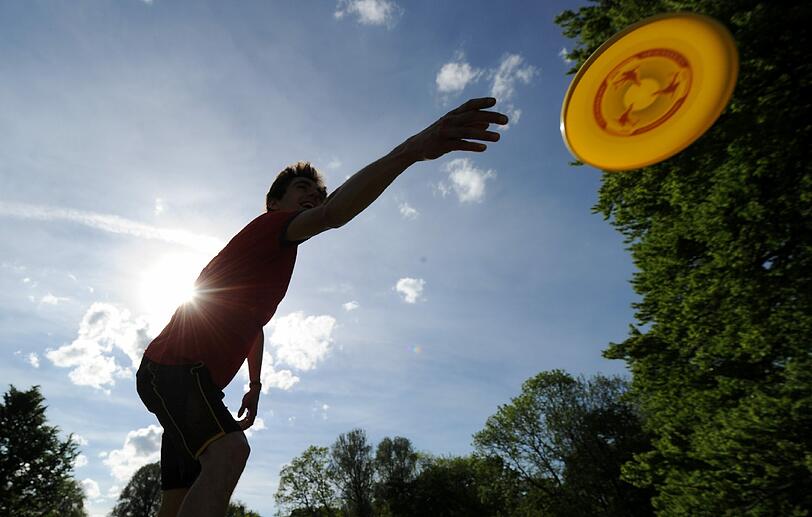 Sportliche Betätigung unter freiem Himmel: Radlfahren, Frisbee spielen oder ausgefallenere Sportarten machen wieder Spaß.