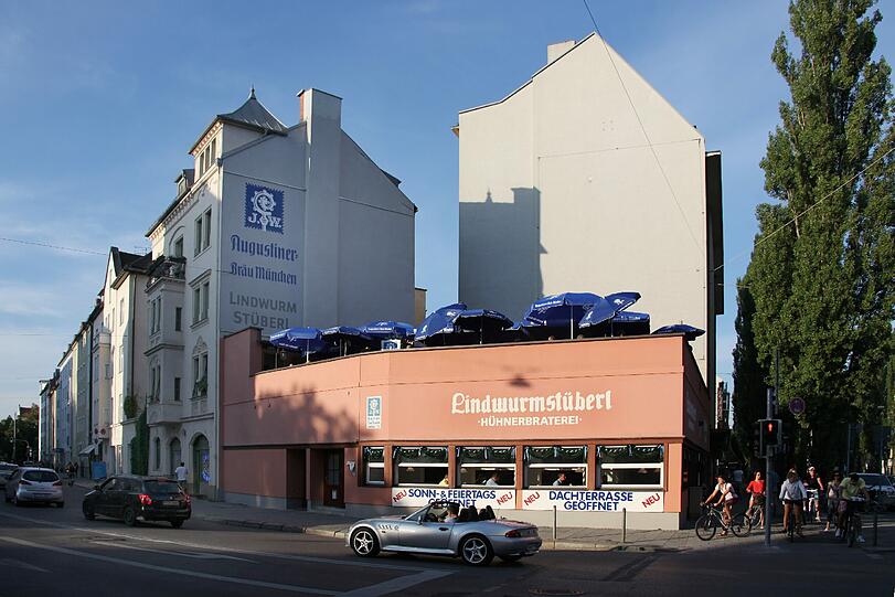 Jeder Münchner kennt den Nachkriegsbau an der Lindwurmstraße &ndash; jetzt ist das bayerische Stüberl wieder bewirtet.