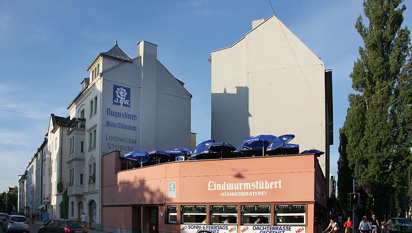 Jeder Münchner kennt den Nachkriegsbau an der Lindwurmstraße &ndash; jetzt ist das bayerische Stüberl wieder bewirtet.