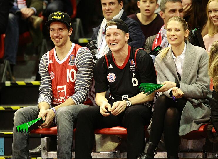 Felix Neureuther (l.) schaute sich die Niederlage der Bayern-Basketballer gegen Artland Dragons mit Bastian Schweinsteiger und dessen Freundin Sarah Brandner an.