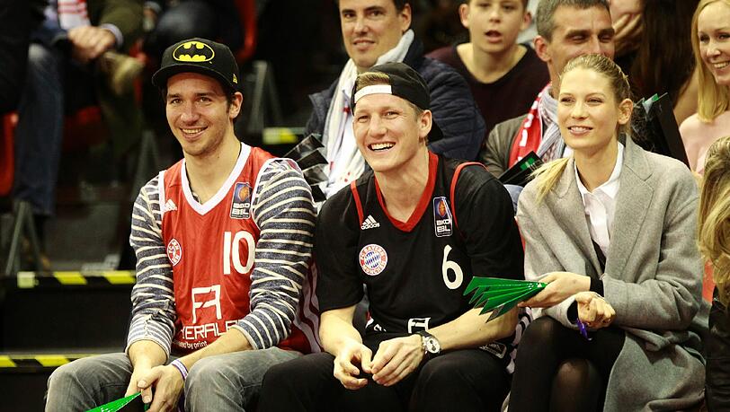 Felix Neureuther (l.) schaute sich die Niederlage der Bayern-Basketballer gegen Artland Dragons mit Bastian Schweinsteiger und dessen Freundin Sarah Brandner an. Felix Neureuther (l.) schaute sich die Niederlage der Bayern-Basketballer gegen Artland Dragons mit Bastian Schweinsteiger und dessen Freundin Sarah Brandner an.