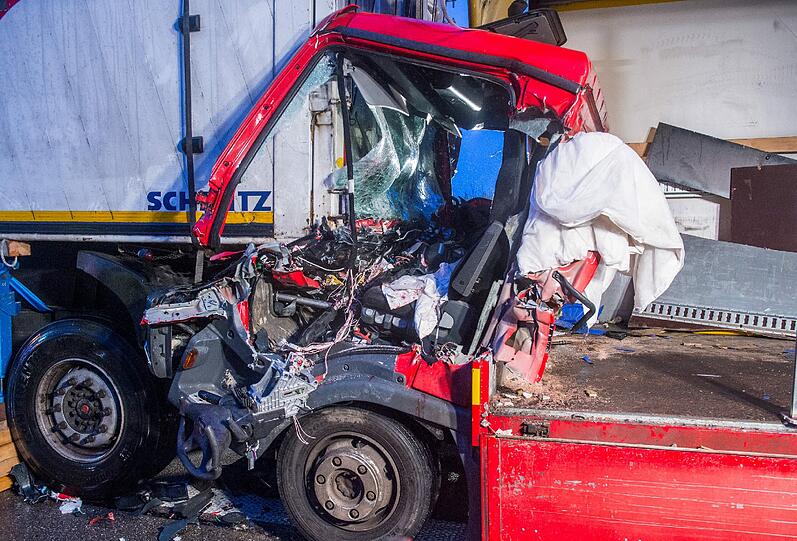Lkw-Unfall auf der Autobahn A99 bei Haar nahe der Raststätte Vaterstetten: Der Fahrer des hinteren Lkw soll am Steuer eingeschlafen sein.