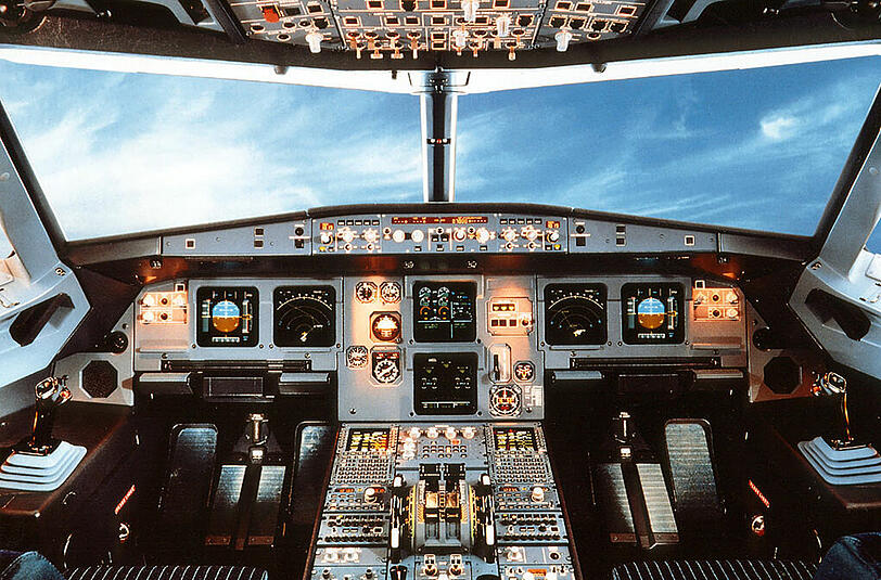 Nur ein Pilot saß offenbar im Cockpit des A320. Der andere stand vor einer verriegelten Tür. Wie konnte das passieren?